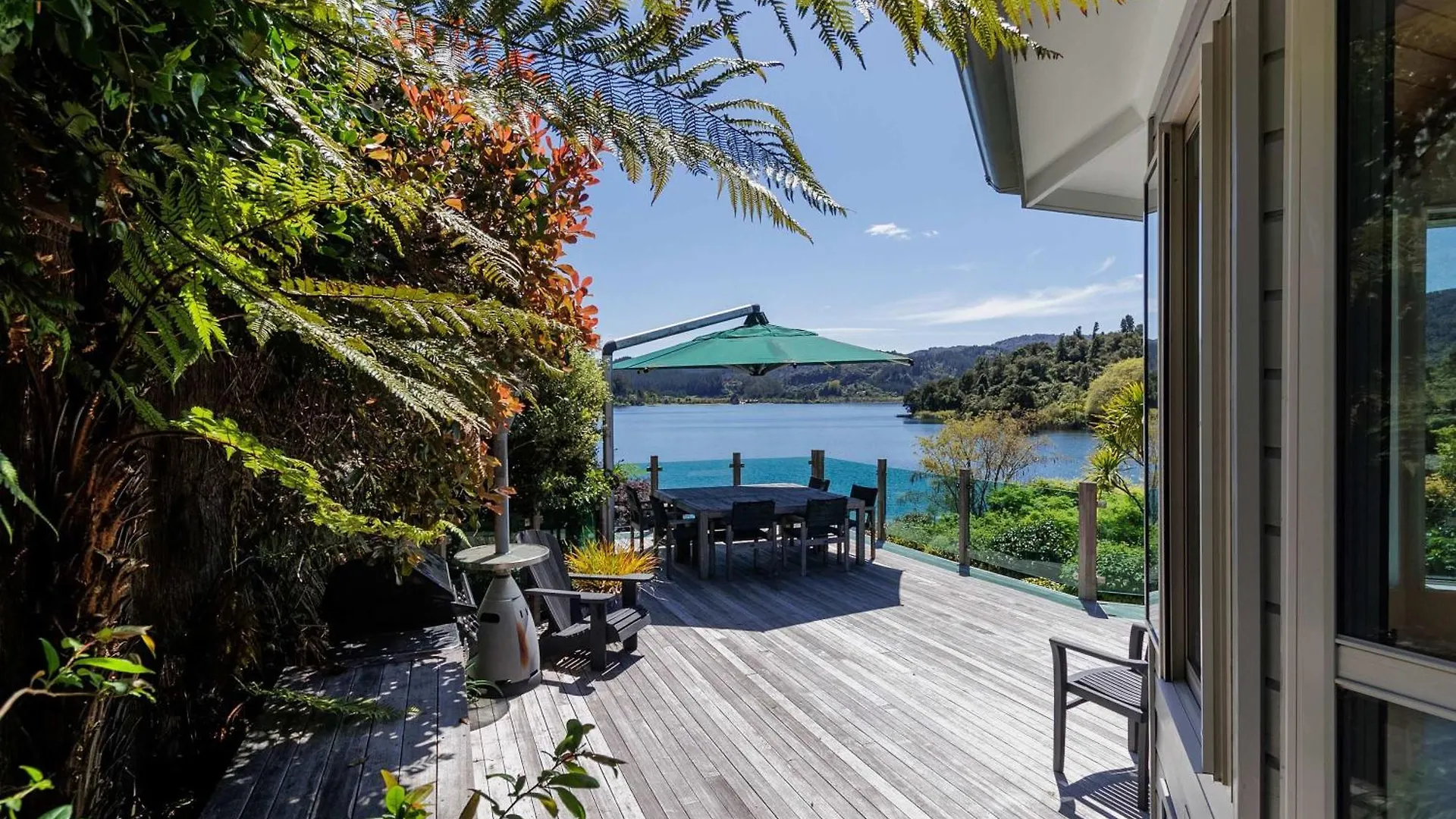 The Bach - Luxury Waterfront Living With Spa Pool 로토루아