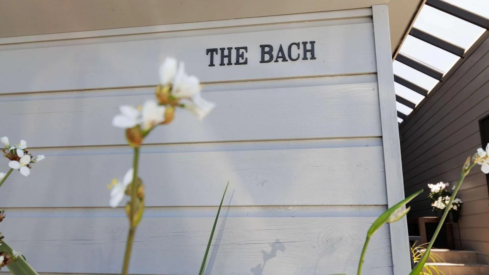 The Bach - Luxury Waterfront Living With Spa Pool Rotorua Ferienhaus