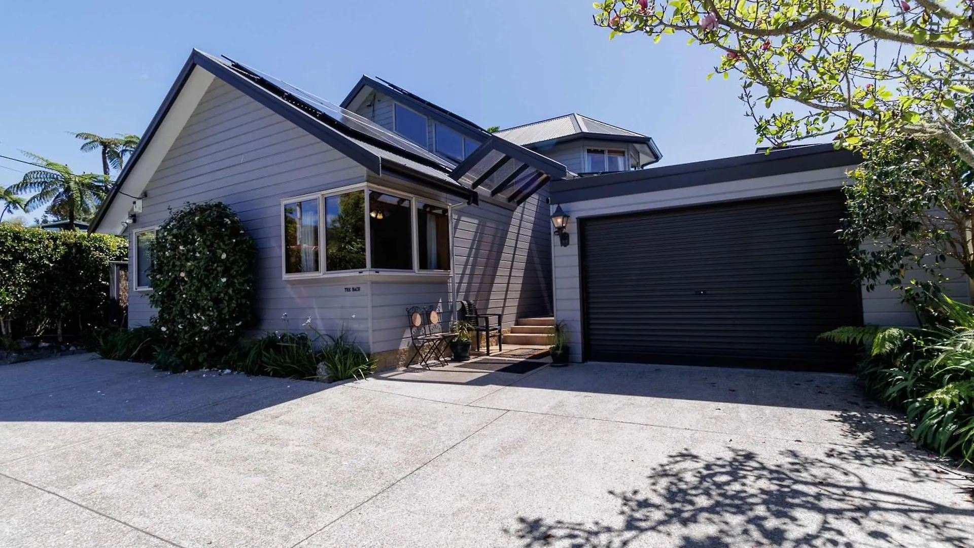 The Bach - Luxury Waterfront Living With Spa Pool Rotorua