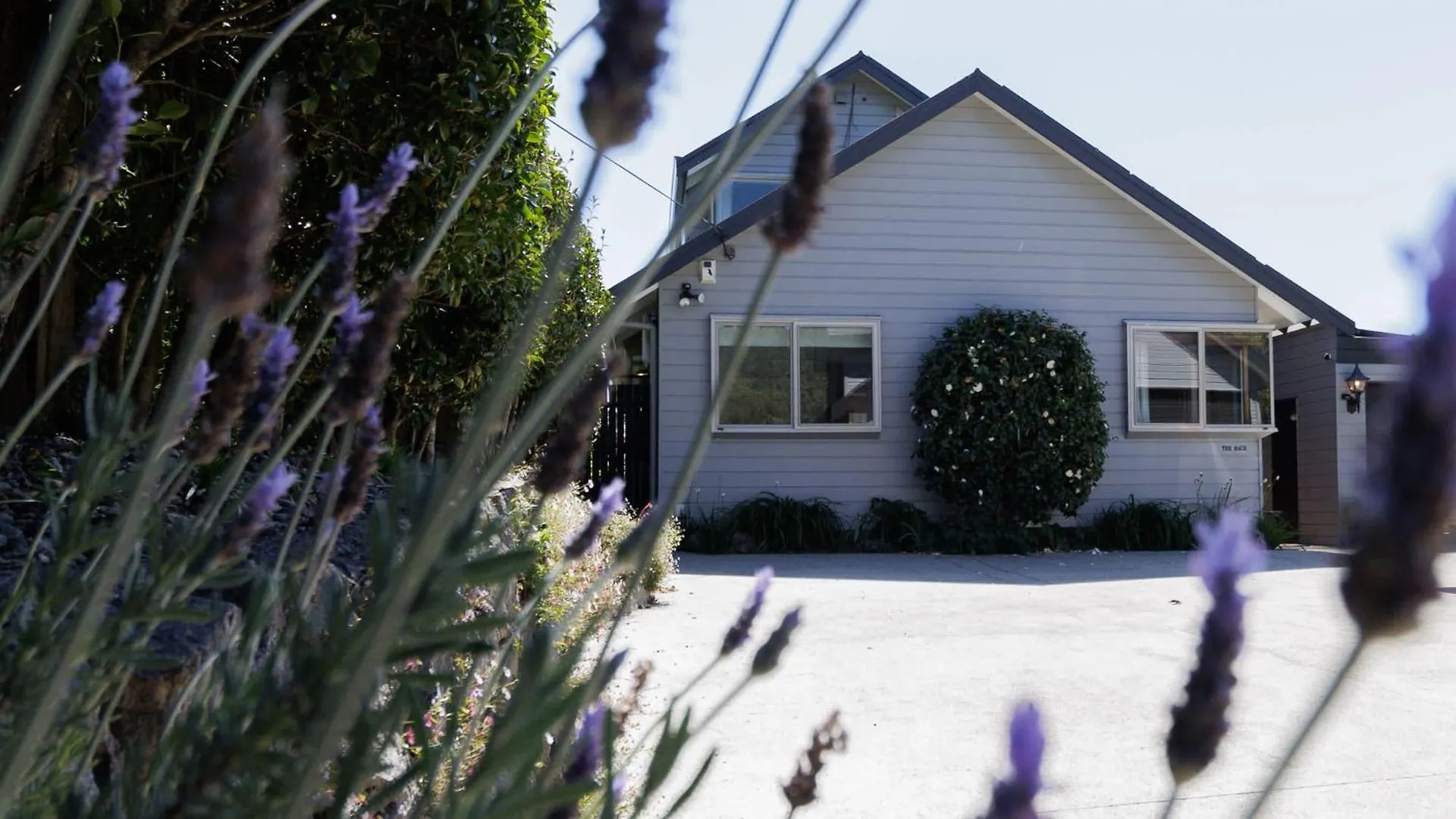 Ferienhaus The Bach - Luxury Waterfront Living With Spa Pool Rotorua