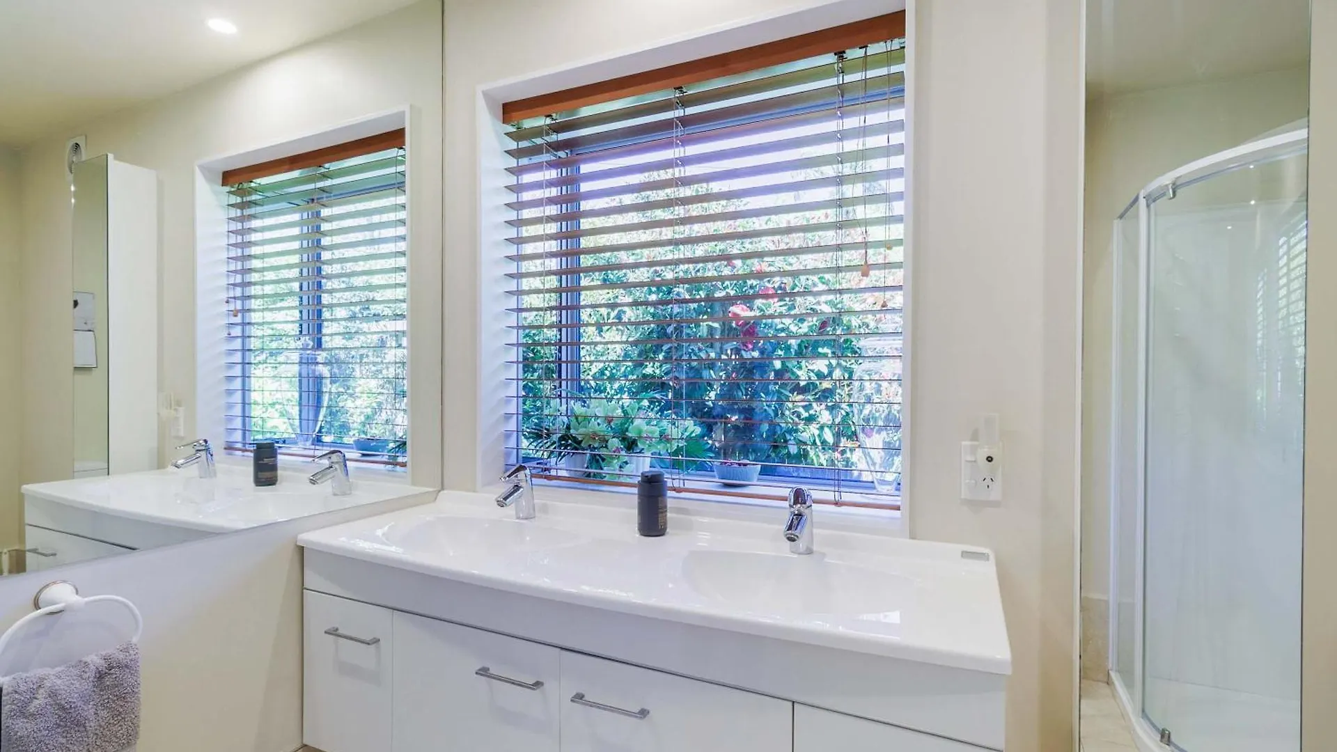 The Bach - Luxury Waterfront Living With Spa Pool Rotorua