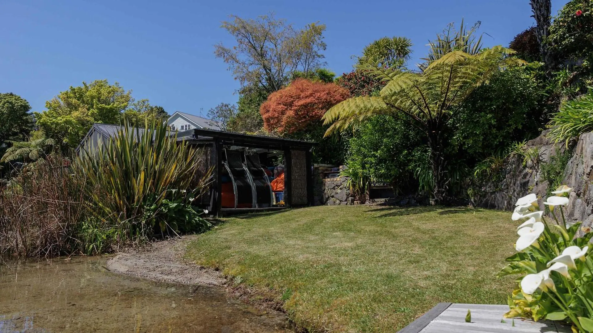 The Bach - Luxury Waterfront Living With Spa Pool Rotorua
