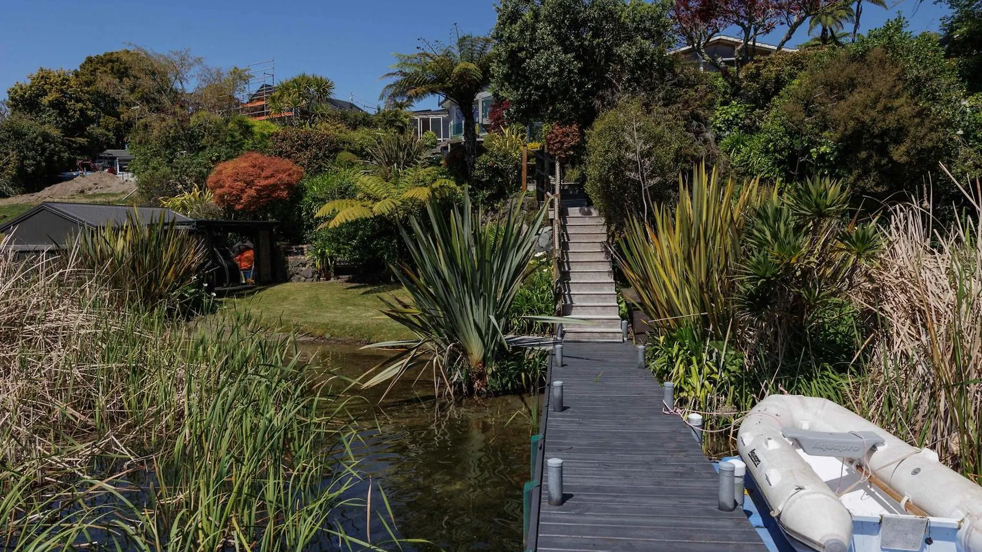 The Bach - Luxury Waterfront Living With Spa Pool Rotorua