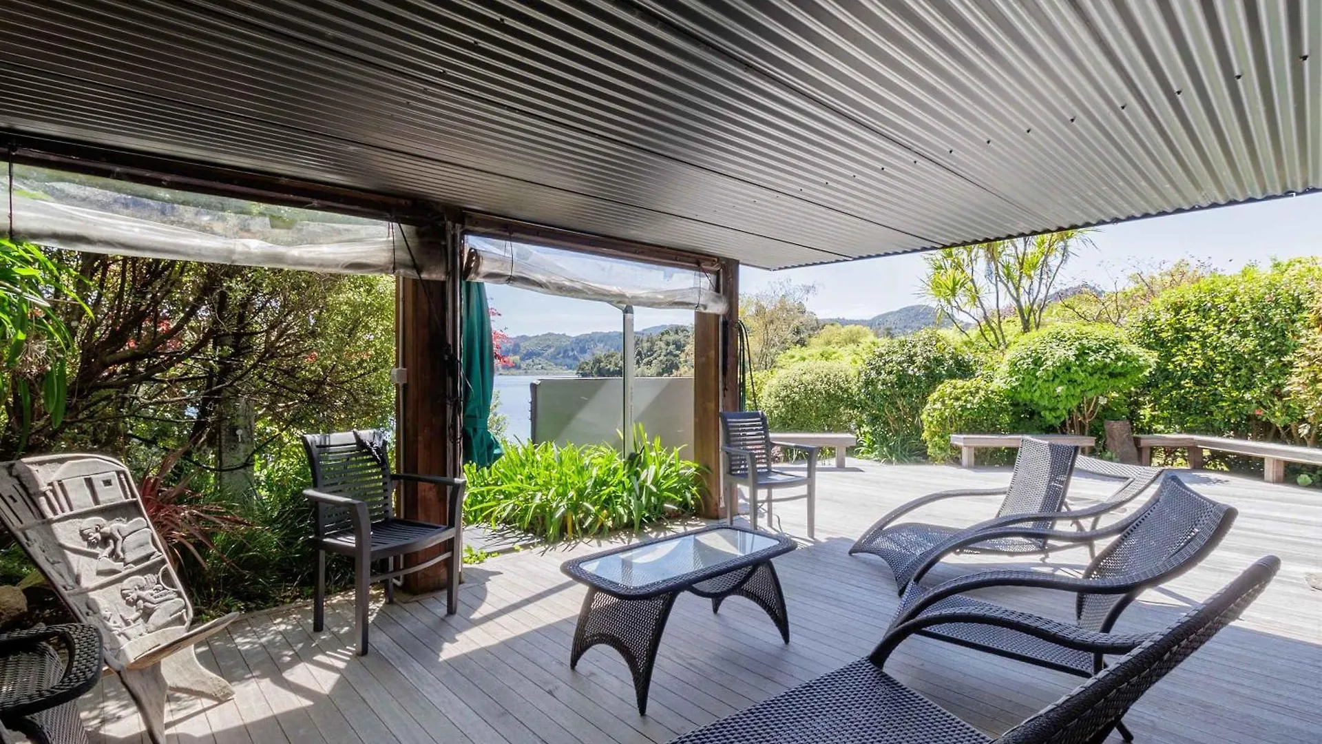The Bach - Luxury Waterfront Living With Spa Pool Rotorua