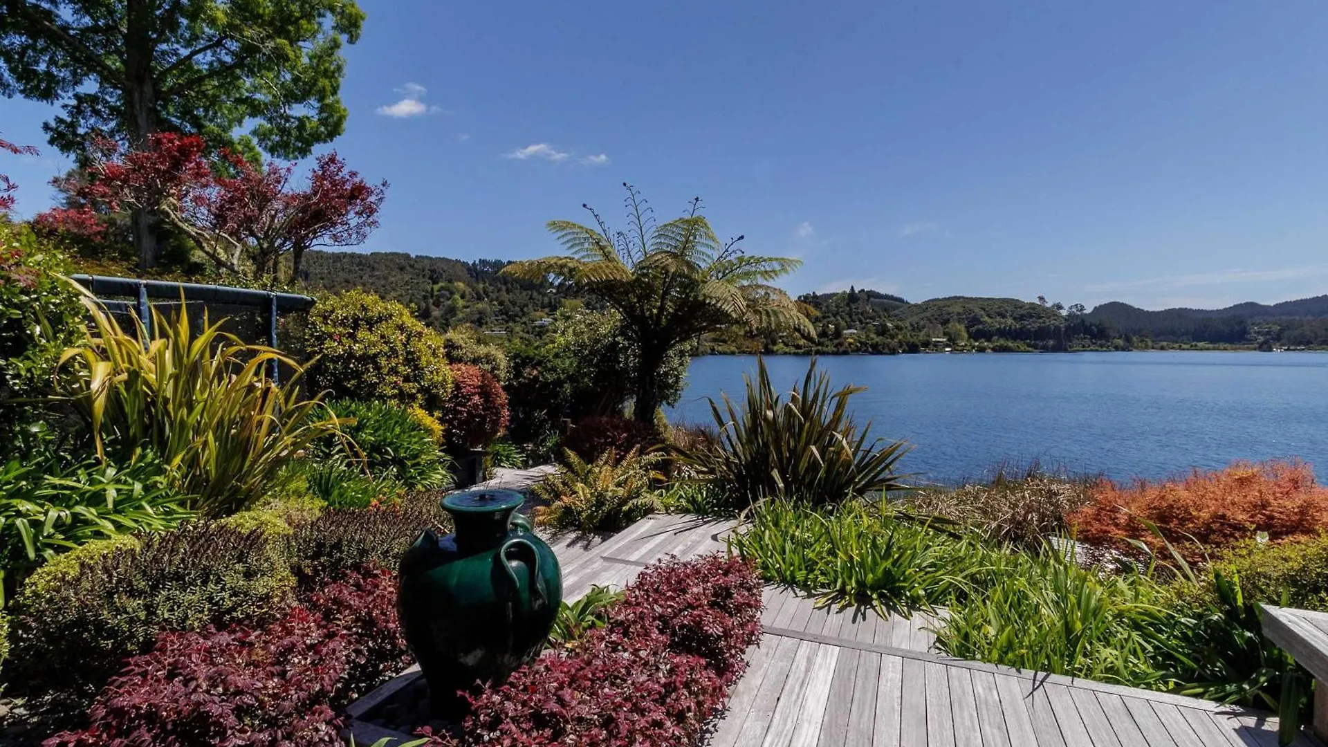 The Bach - Luxury Waterfront Living With Spa Pool Rotorua