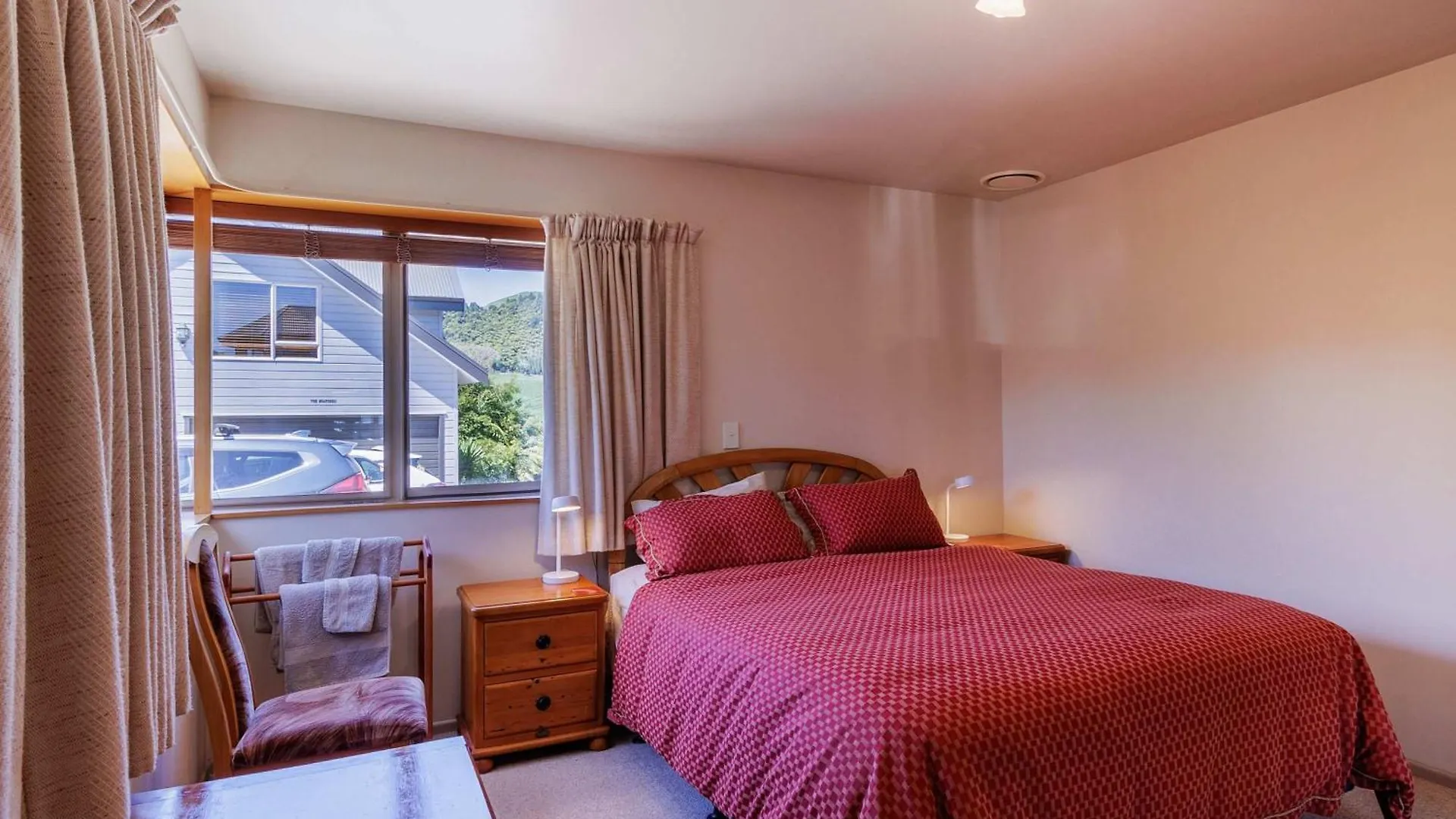 Ferienhaus The Bach - Luxury Waterfront Living With Spa Pool Rotorua