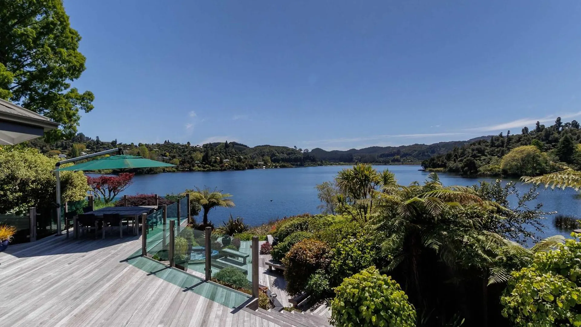 The Bach - Luxury Waterfront Living With Spa Pool Rotorua Ferienhaus