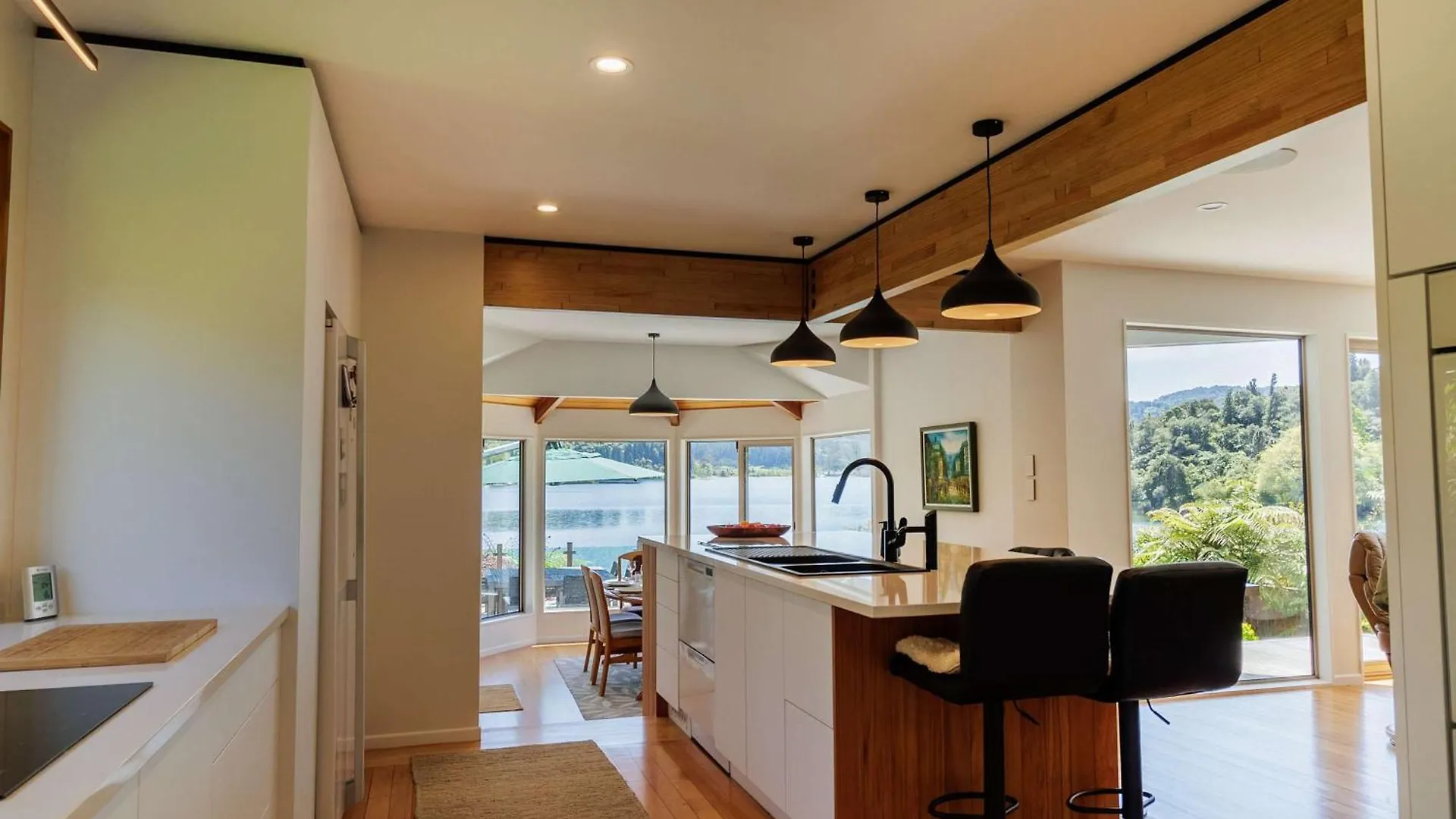 Ferienhaus The Bach - Luxury Waterfront Living With Spa Pool Rotorua Neuseeland