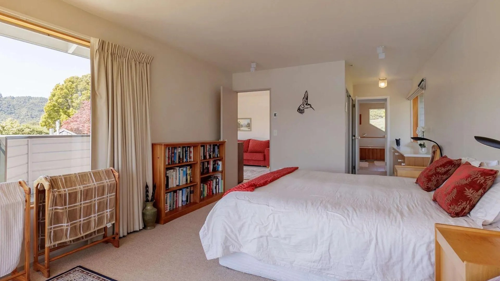 Ferienhaus The Bach - Luxury Waterfront Living With Spa Pool Rotorua