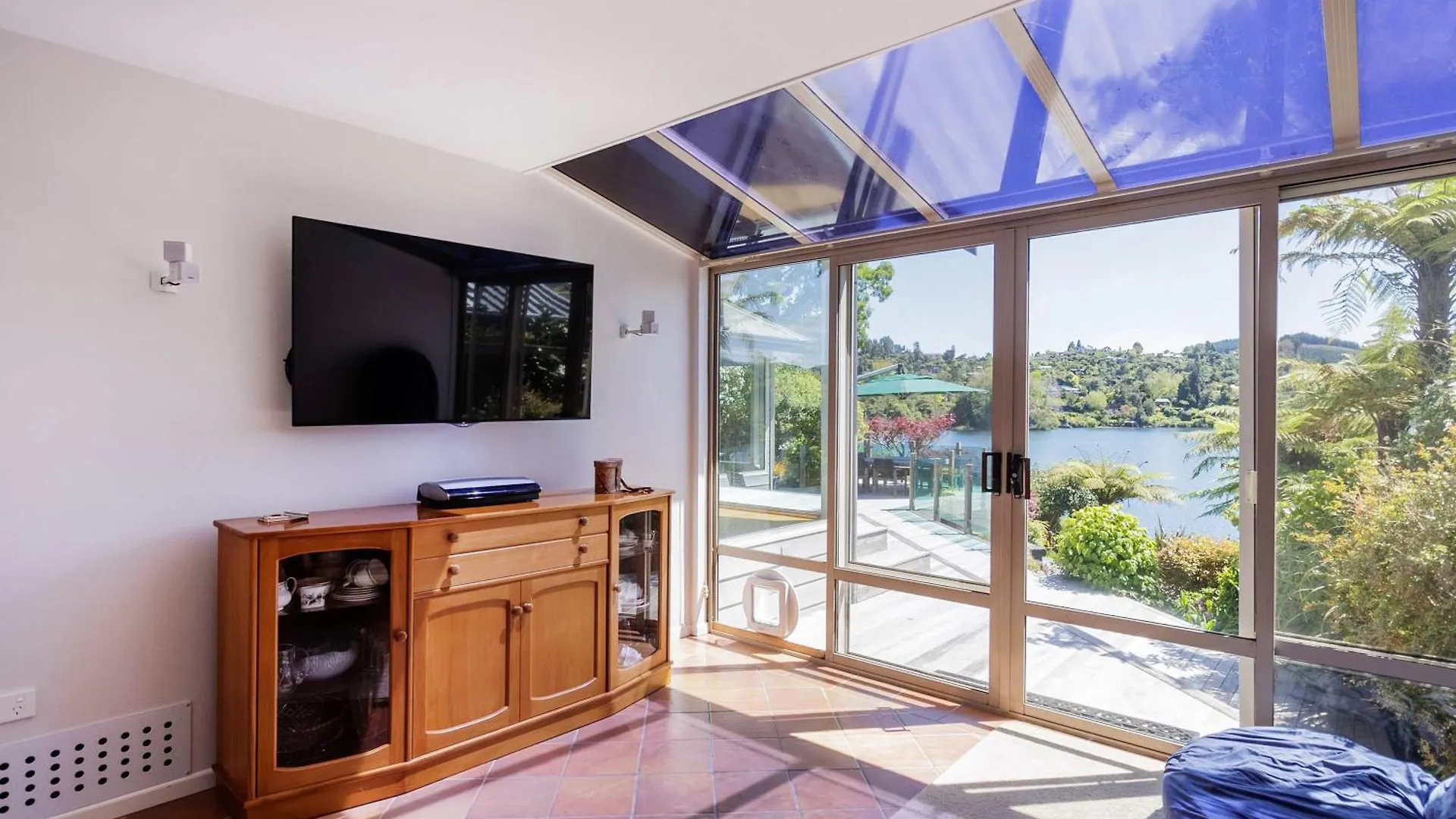 Ferienhaus The Bach - Luxury Waterfront Living With Spa Pool Rotorua