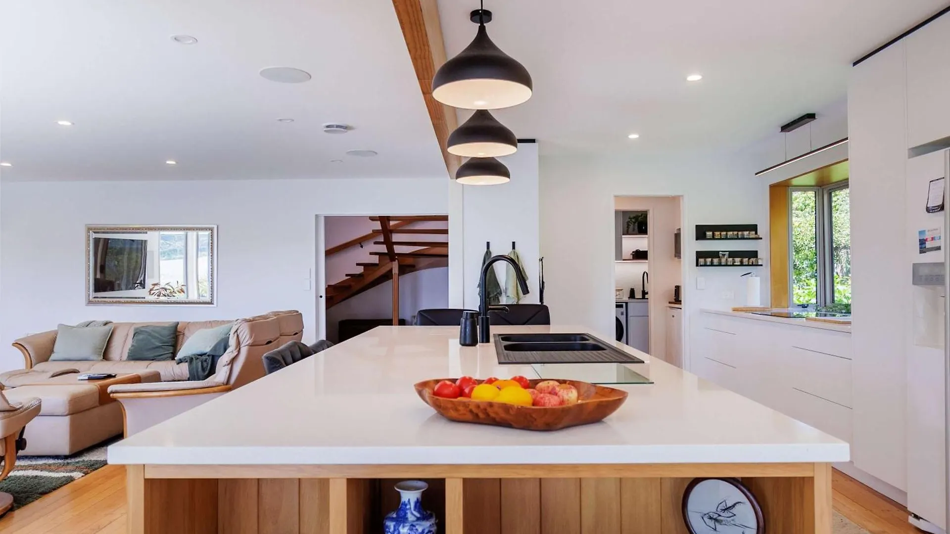 The Bach - Luxury Waterfront Living With Spa Pool Rotorua Neuseeland