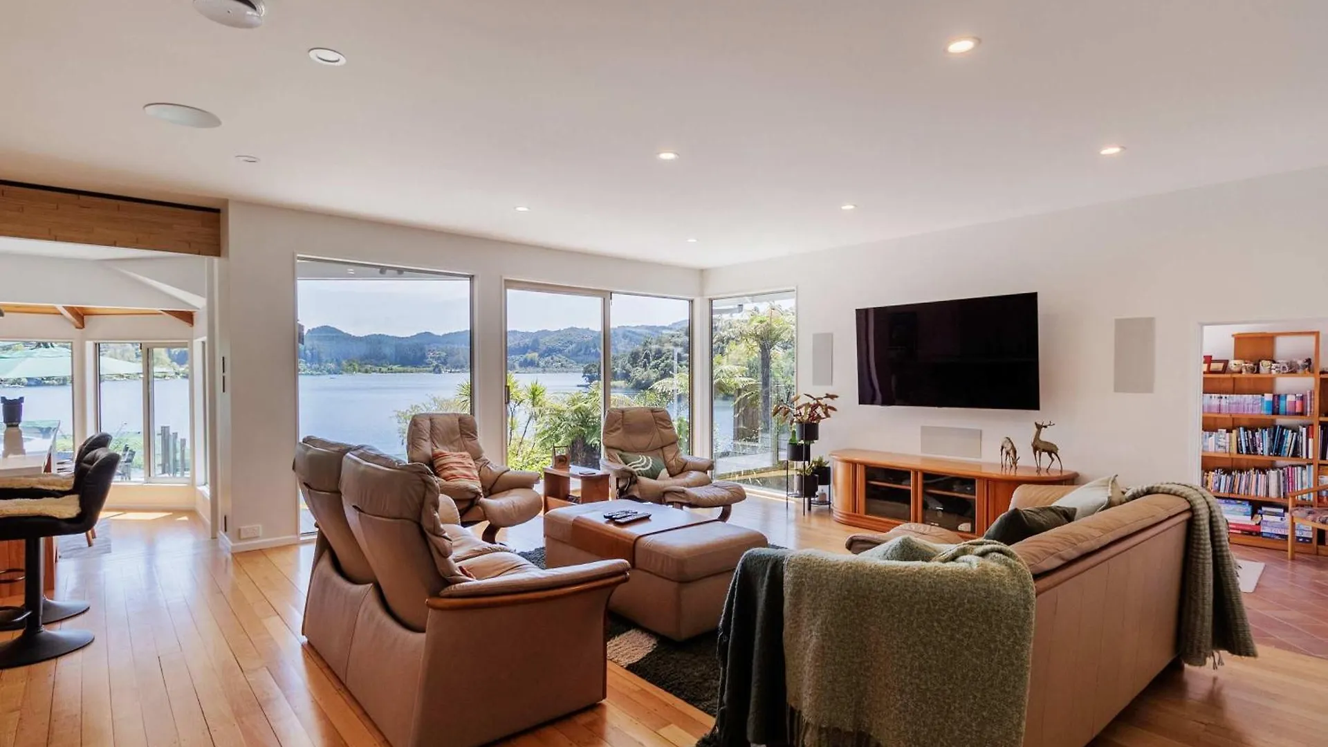 Ferienhaus The Bach - Luxury Waterfront Living With Spa Pool Rotorua Neuseeland