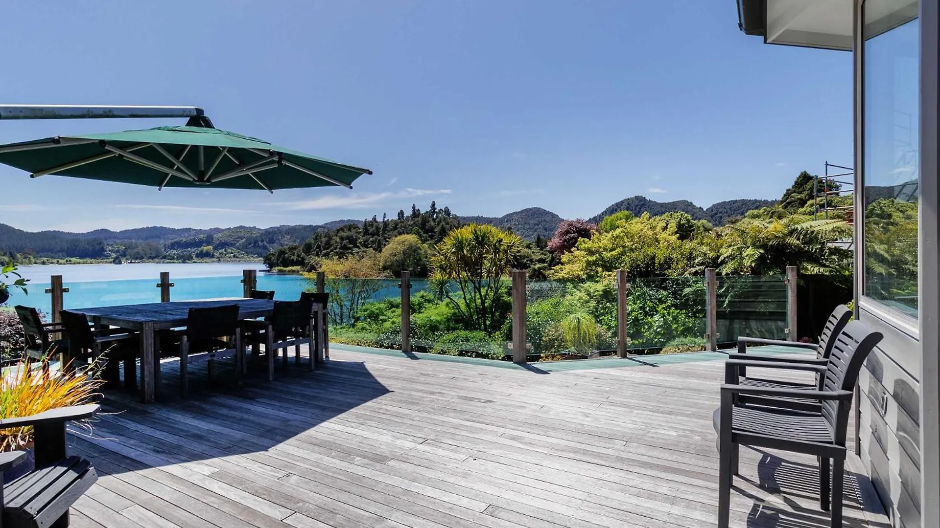 The Bach - Luxury Waterfront Living With Spa Pool Rotorua