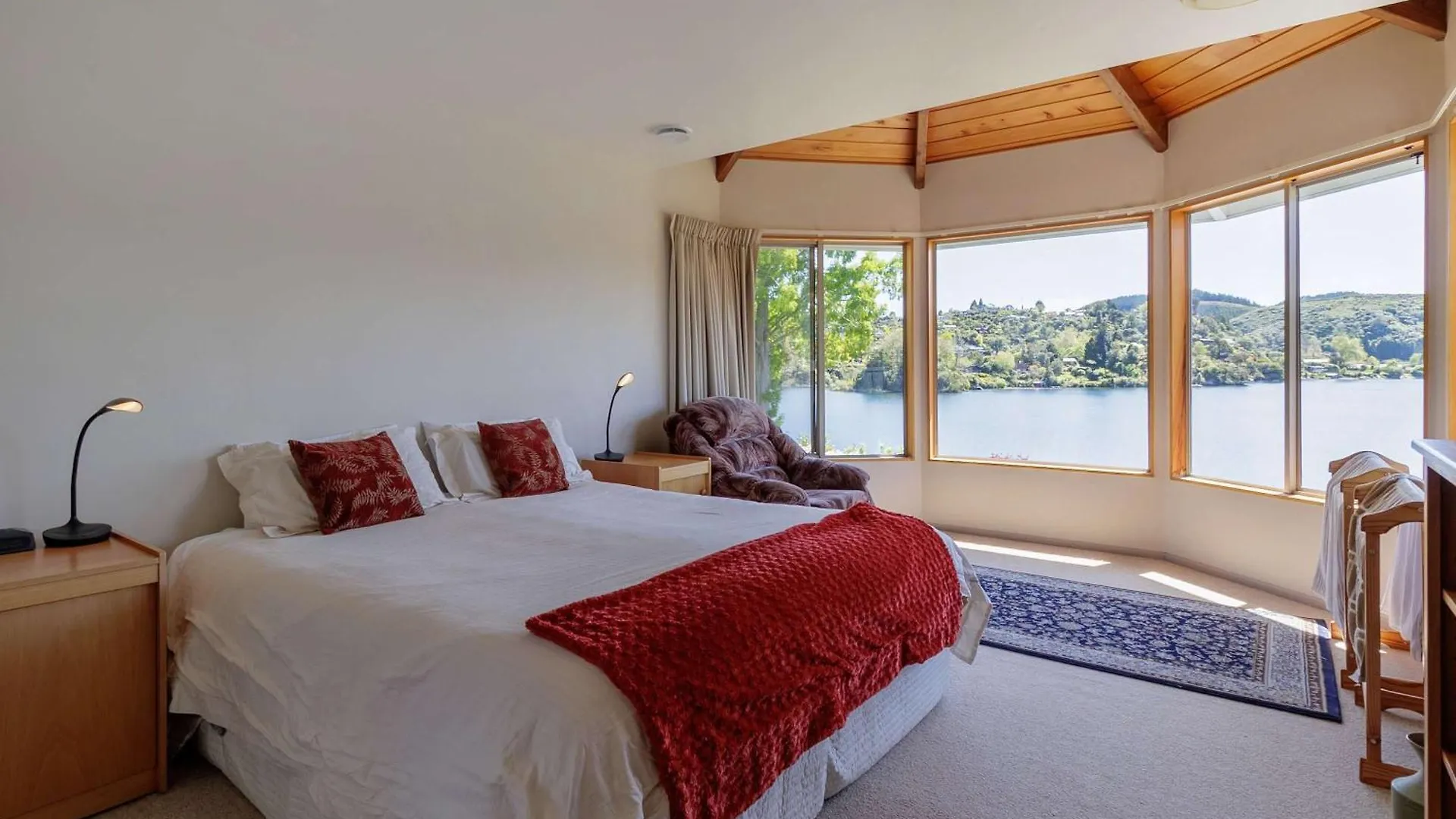 Ferienhaus The Bach - Luxury Waterfront Living With Spa Pool Rotorua