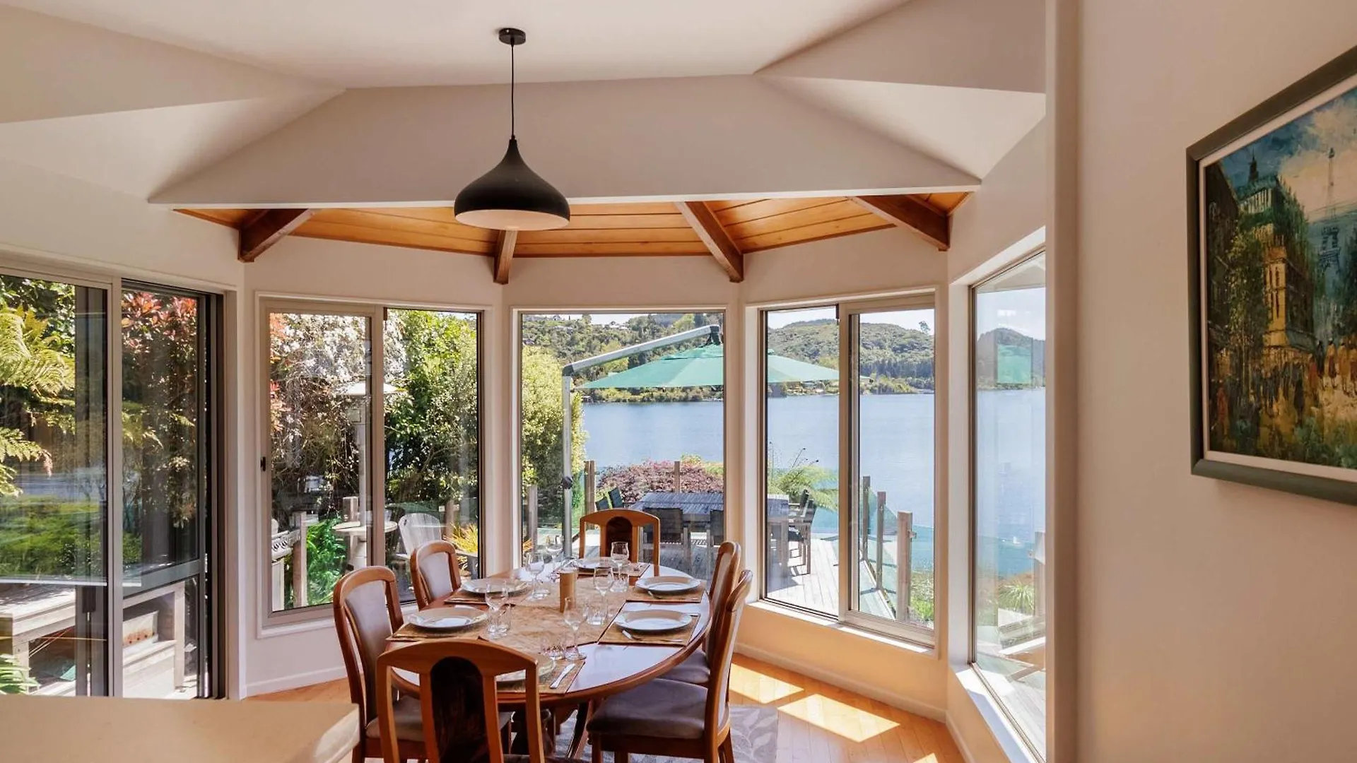 The Bach - Luxury Waterfront Living With Spa Pool Rotorua Ferienhaus