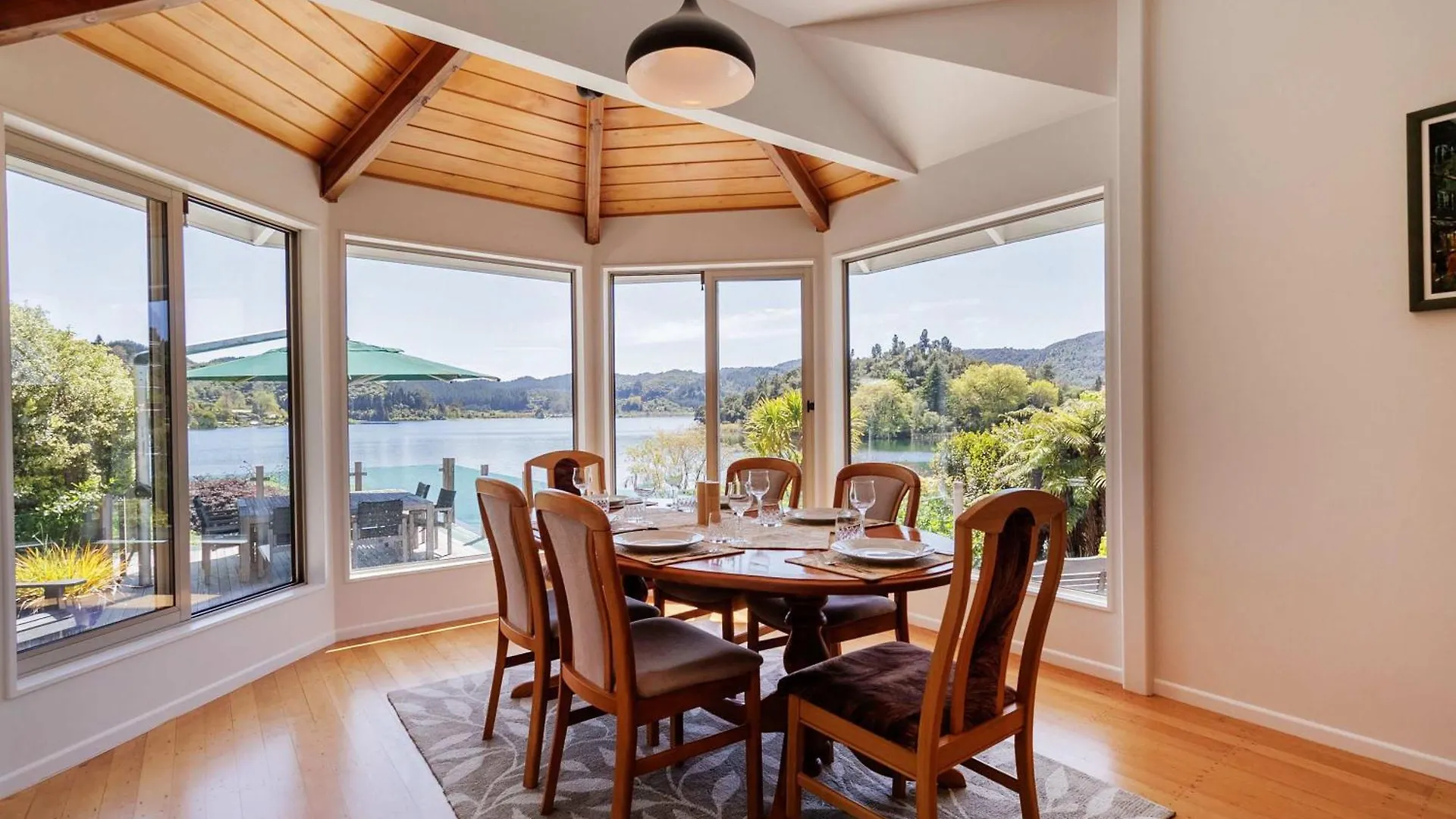 The Bach - Luxury Waterfront Living With Spa Pool Rotorua 0*,  Neuseeland