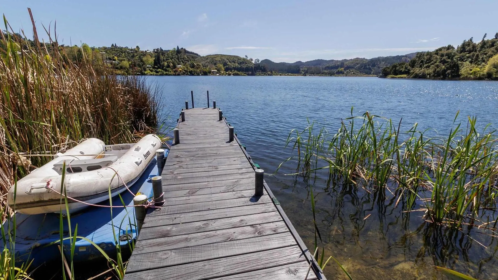 Ferienhaus The Bach - Luxury Waterfront Living With Spa Pool Rotorua Neuseeland