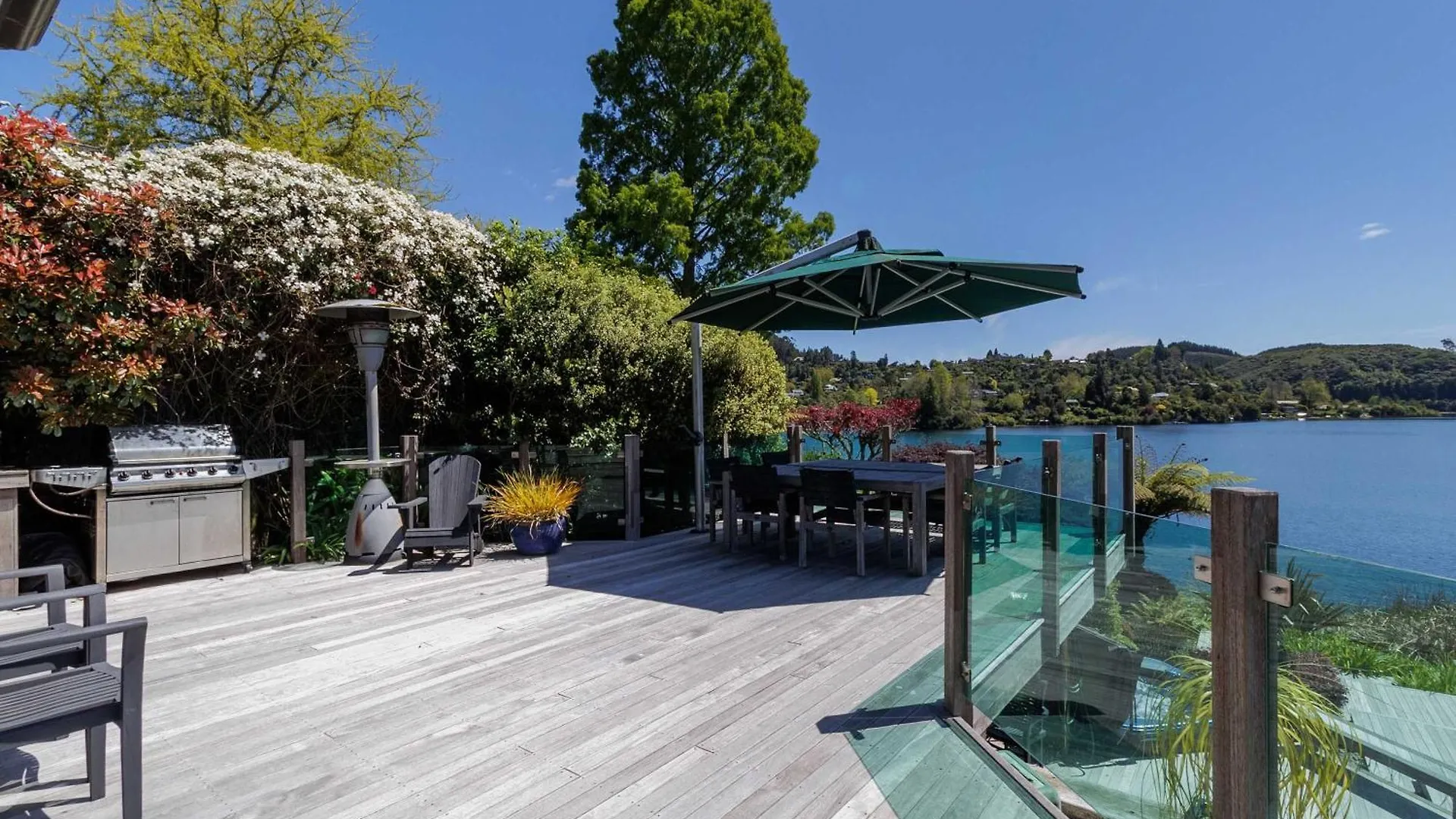 The Bach - Luxury Waterfront Living With Spa Pool Rotorua